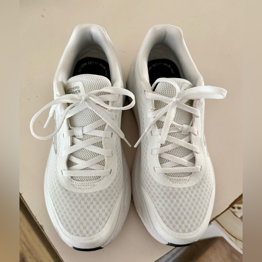 Skechers Endeavor Canova super cushioned sneaker
